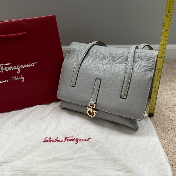 Beautiful authentic Salvatore Ferragamo grey shoulder bag - Picture 8 of 11